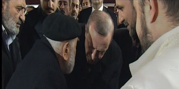 Erdoğan, Emin Saraç hocanın elini öptü