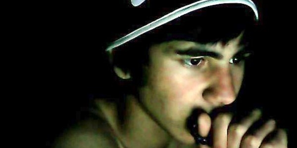 Liseli gen� boynundan b��aklanarak �ld�r�ld�