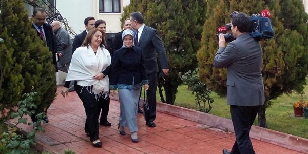 Sare Davutoğlu, Selvi Kılıçdaroğlu'na taziyeye gitti