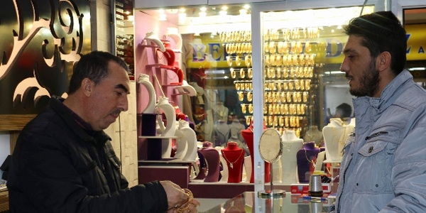 Bedelli yastık altındakileri ortaya çıkardı