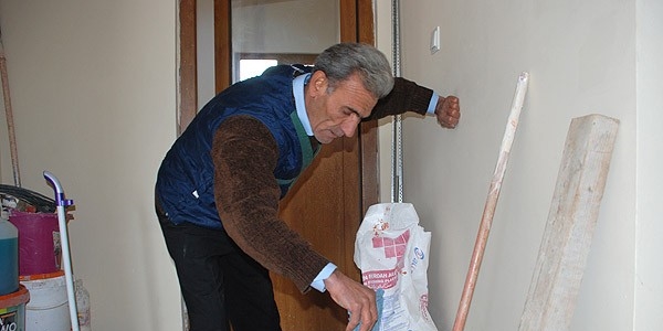 Savaştan kaçan Fransızca öğretmeni amelelik yapıyor