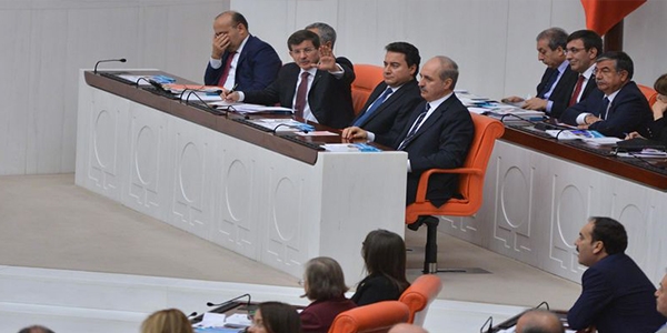 Davutoğlu'nda AK Parti sıralarına susun uyarısı