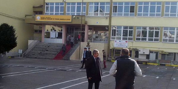 Kantinden al��veri� yapan 14 ��renci zehirlendi