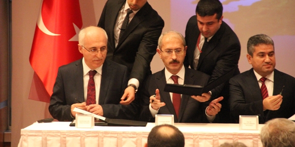 �lk 'milli uydu'da imzalar at�ld�