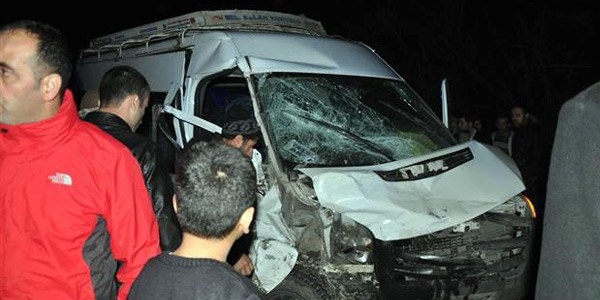 ��renci servisi kamyonla �arp��t�: 15 yaral�