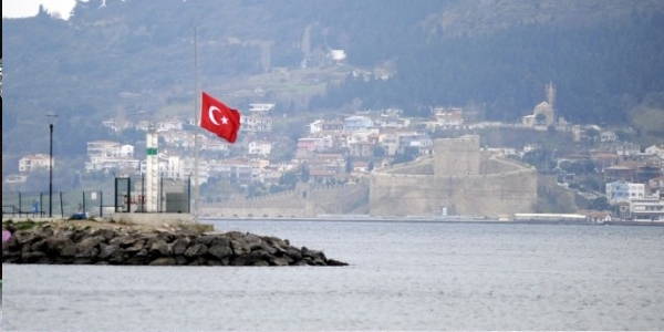 Pakistan için bayraklar yarıya indirildi