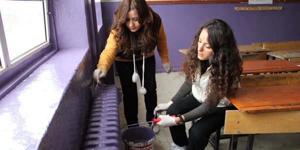 Fedakar öğretmenler okul boyadı