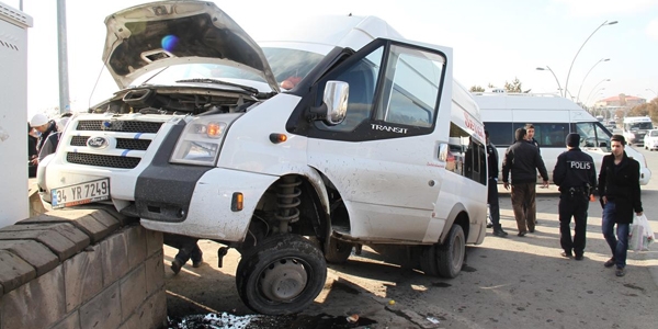 Öğrenci servisi duvara çarptı: 3 yaralı