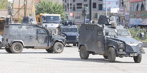 Polise silahlı saldırı: 1'i polis, 2 yaralı