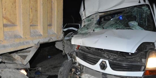 Öğrenci servisi kamyona çarptı: 16 yaralı
