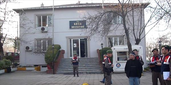 Motorlu testereyle belediyeyi bastı