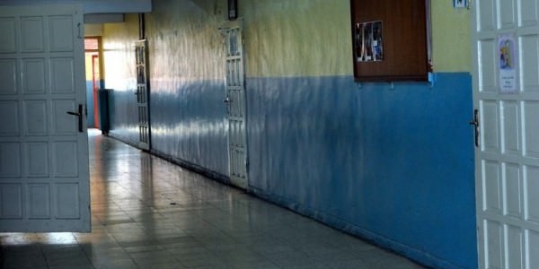 S�n�f�n kap� kolu k���k �ocu�u g�z�nden etti