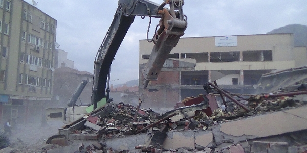 Bina, iş makinası üzerine yıkıldı: 1 ölü, 1 yaralı