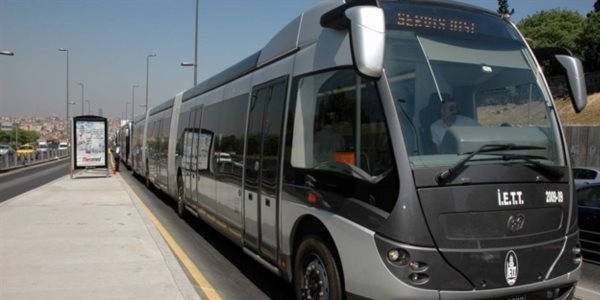 Metrobüs yandı!