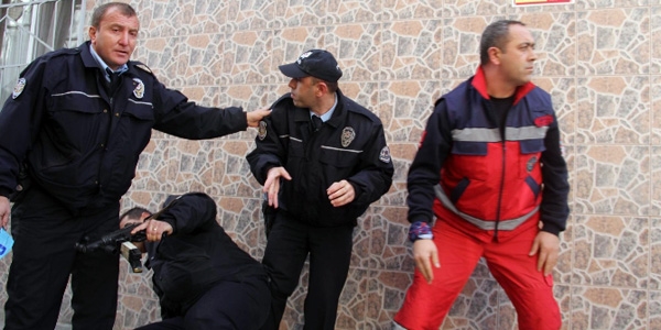 Ailesini rehin alan şahıs 3 polisi yaraladı