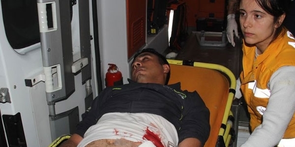 Emekli polis oğlunu bıçakladı