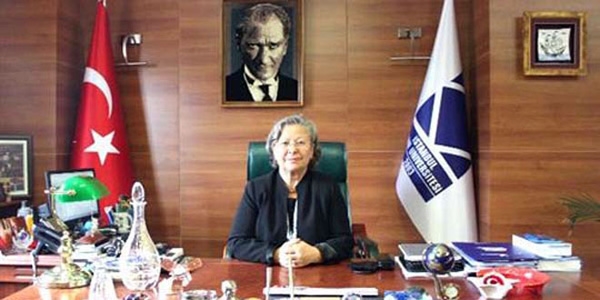 Üniversitede kadın akademisyenlere mini etek yasağı