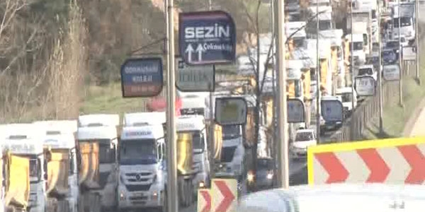 İstanbul'da kamyoncular yolu trafiğe kapattı!