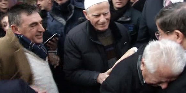 Davutoğlu'na sarılıp hüngür hüngür ağladı