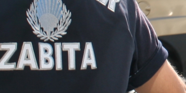 Zabıtalar parkta bulduğu 4 kg altını sahibine verdi