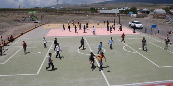 Okul bahçesini spor kompleksine dönüştürdüler