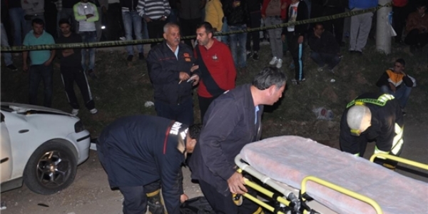 Mersin'de otomobil tıra çarptı: 5 ölü