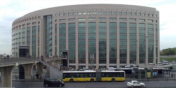 �stanbul Adalet Saray�'nda yang�n pani�i