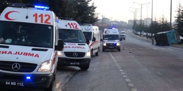 Buzlanan yolda 7 araç kaza yaptı: 11 yaralı