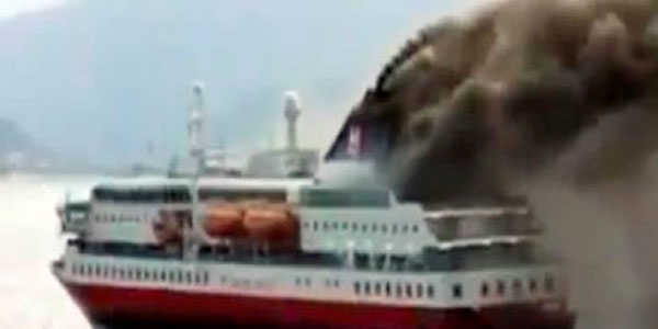 Yanan feribottaki Türkler kurtarıldı