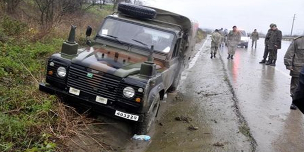 Askeri cip devrildi: 5 yaral�