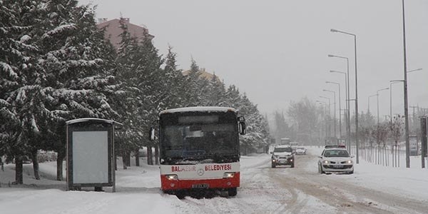 Balıkesir-İzmir karayolu ulaşıma kapandı