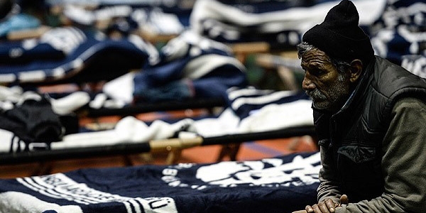 Evsizler spor salonunda ağırlanıyor