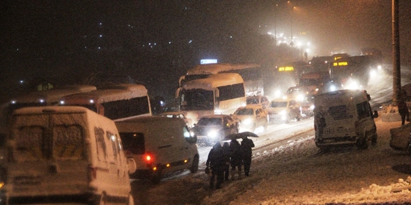 Üniversite öğrencileri mahsur kaldı