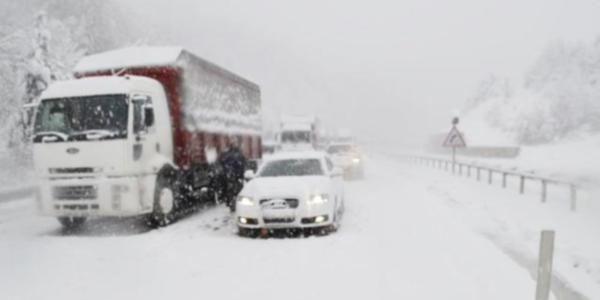 Kütahya- Afyon yolu ulaşıma kapandı
