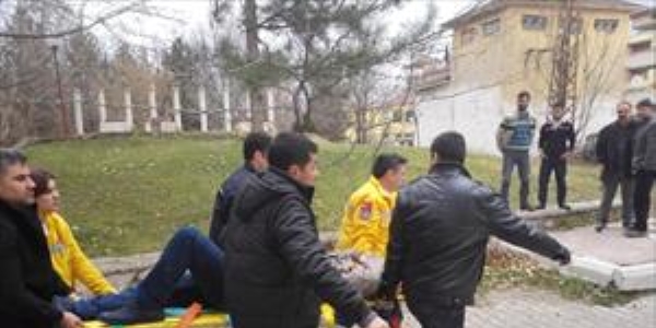 Polis kendine bıçak çeken kişiyi vurdu