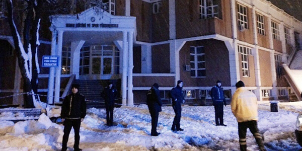 Okulun �at�s� kar nedeniyle ��kt�