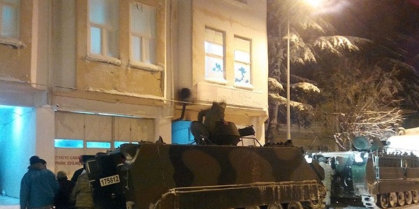 Yolda kalan 224 kişi zırhlı araçlarla kurtarıldı