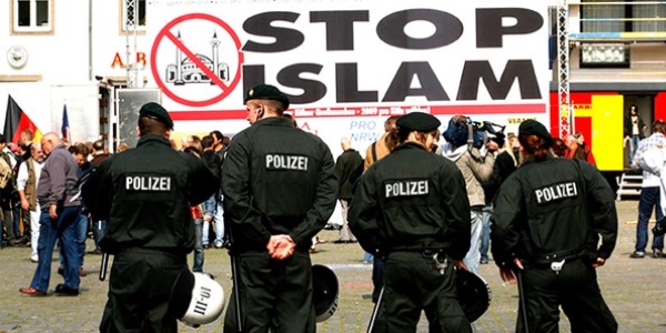 Avrupa'da ırkçılığın yeni ismi 'islamofobi'