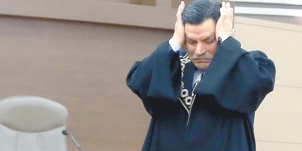 Hukukçulardan Kılıç'a çağrı: Taraf oldu, cübbesini asmalı
