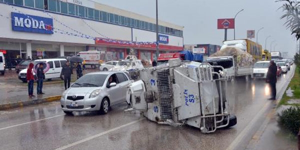 TOMA'ya çarpan zırhlı araç devrildi: 3 polis yaralı