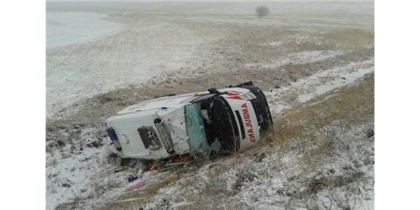 Ambulans devrildi: 5 yaralı