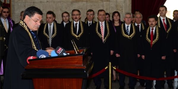 AYM'nin 17 üyesinden 10'unu Gül seçmiş