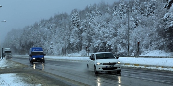 Bolu Dağı geçişinde kar yağışı etkili oluyor