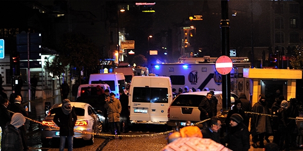Canlı bomba patladı: 1 polis şehit