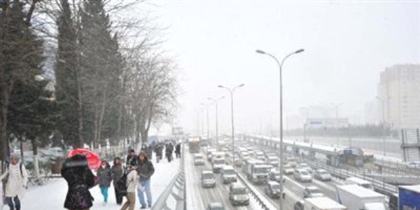 İstanbul'da kar kalınlığı 15 santimetreye ulaştı