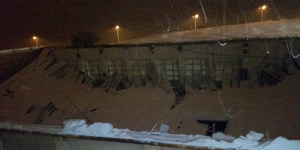 Okulun kapalı spor salonu çatısı çöktü