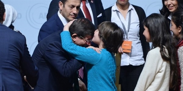 Davutoğlu'nu alnından öpen çocuk