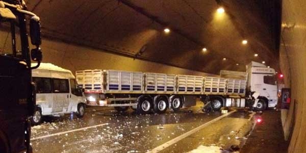 TEM'de zincirleme kaza: 2 TIR, biri ambulans, 11 araç