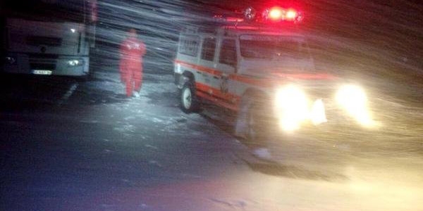 Yolda kalanlara yardım eden polise araç çarptı