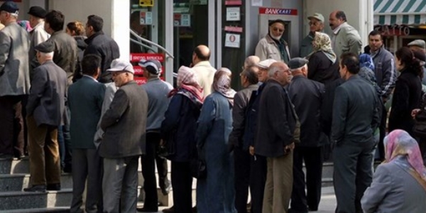 Emekliler Türk bankacılık sistemindeki kredi açığını buldu
